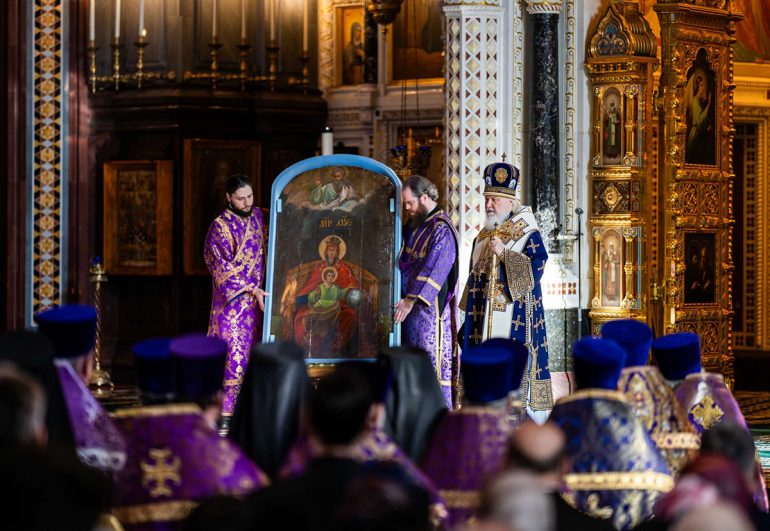 В храм Христа Спасителя принесли отреставрированную икону Божией Матери «Державная»