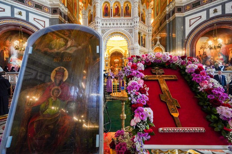 В храм Христа Спасителя принесли отреставрированную икону Божией Матери «Державная»