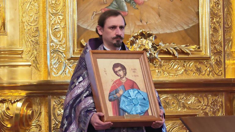 Для духовной поддержки воинов Церкви передали иконы с мощами царицы Феодоры и праведного Иоанна Русского