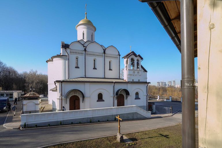 Патриарх Кирилл освятил храм Успения Пресвятой Богородицы в Матвеевском, приход которого несет широкое социальное служение