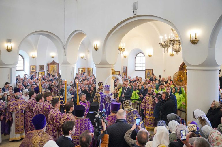 Патриарх Кирилл освятил храм Успения Пресвятой Богородицы в Матвеевском, приход которого несет широкое социальное служение
