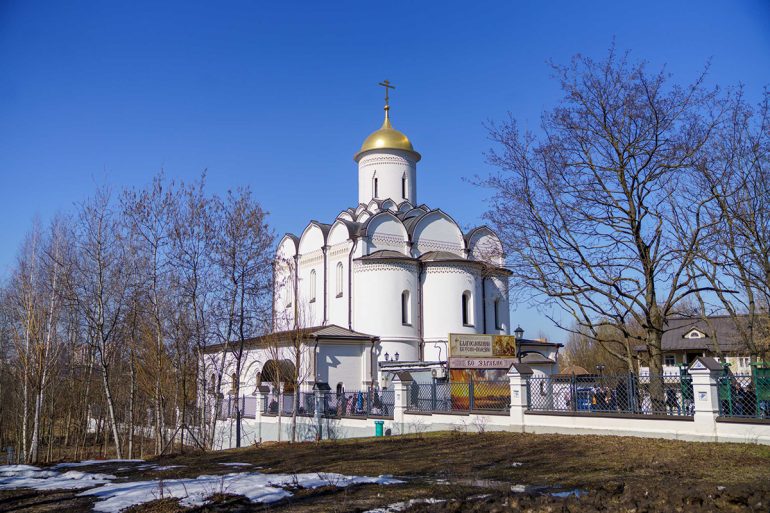Патриарх Кирилл освятил храм Успения Пресвятой Богородицы в Матвеевском, приход которого несет широкое социальное служение