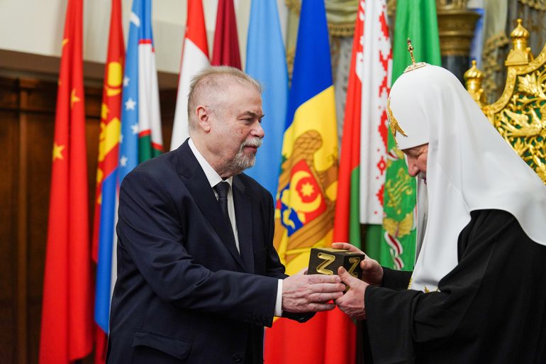 Патриарху Кириллу вручили знак лауреата просветительской премии «Знание»