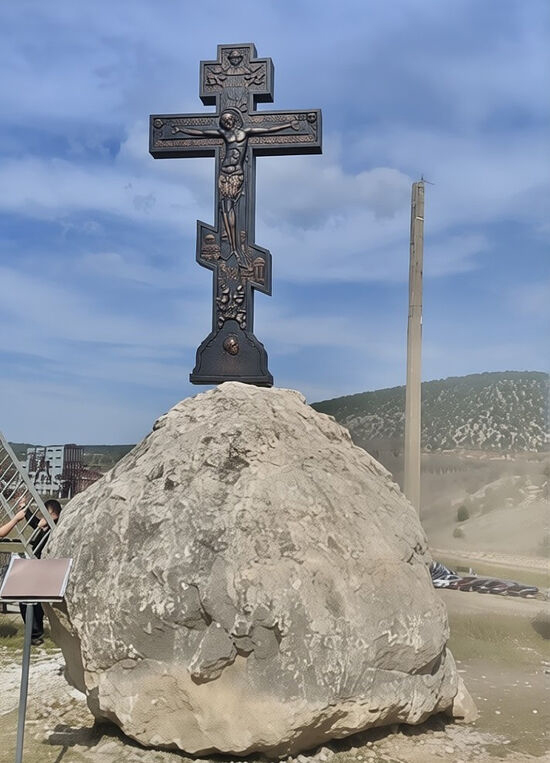 Российский мотоклуб установил поклонный крест на месте будущего храма в Севастополе