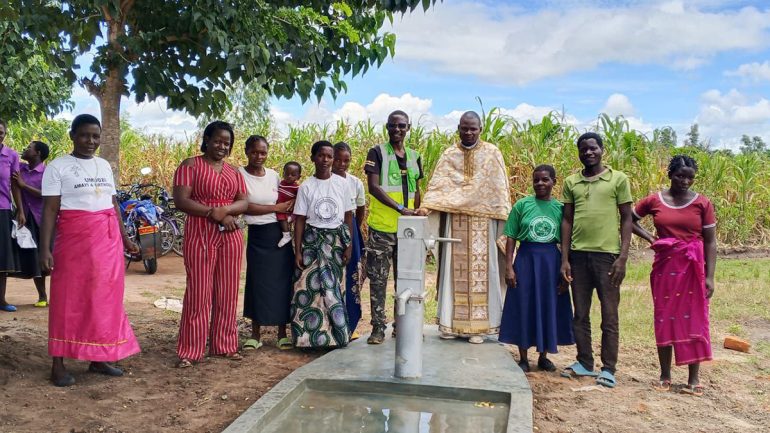 При участии Русской Церкви жителей еще одного селения в Малави обеспечили постоянной питьевой водой