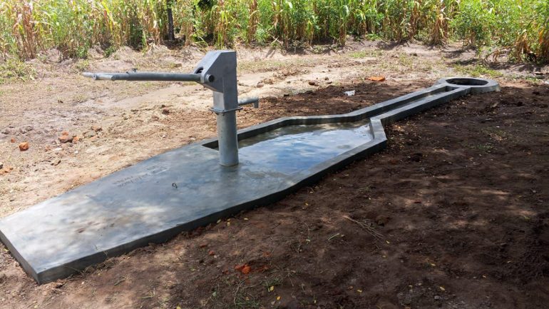 При участии Русской Церкви жителей еще одного селения в Малави обеспечили постоянной питьевой водой