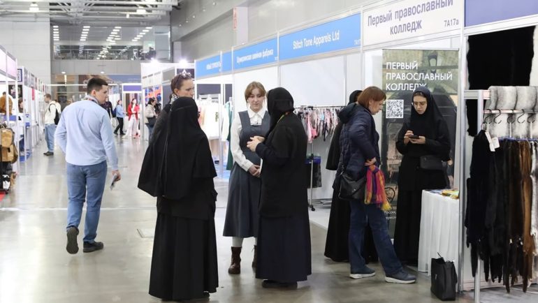 Студентки православного колледжа представили коллекции одежды, керамику и вышивку на престижной выставке
