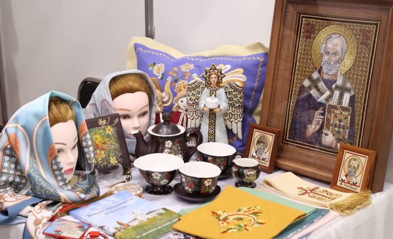 Студентки православного колледжа представили коллекции одежды, керамику и вышивку на престижной выставке