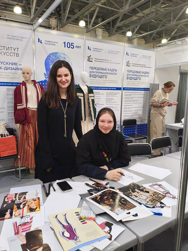 Студентки православного колледжа представили коллекции одежды, керамику и вышивку на престижной выставке