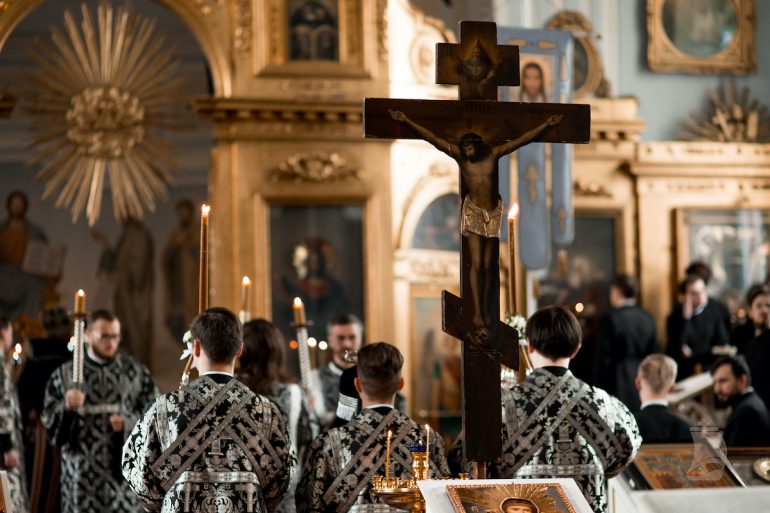 Утреня с чтением 12 евангелий: как устроено богослужение