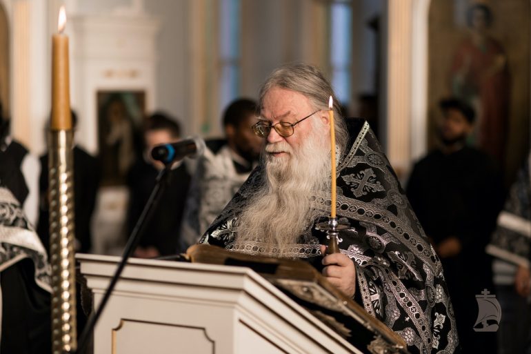 Утреня с чтением 12 евангелий: как устроено богослужение