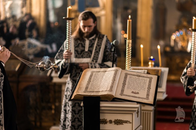 Утреня с чтением 12 евангелий: как устроено богослужение