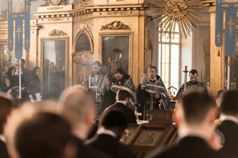 Утреня с чтением 12 евангелий: как устроено богослужение