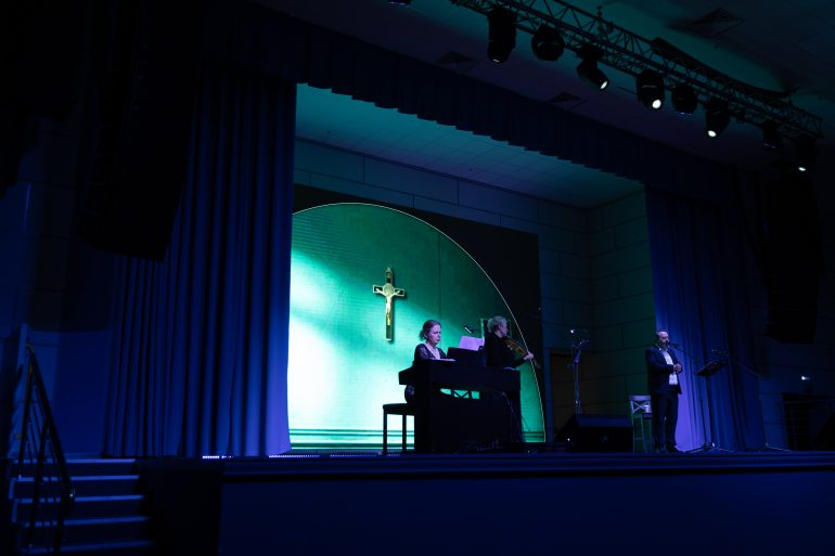 Стереоспектакль по мотивам публикаций журнала «Фома» посмотрели в Пятигорске