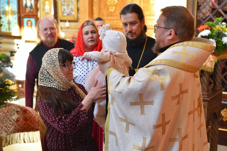 В кризисном центре для мам в Кикнуре крестили уже третьего младенца