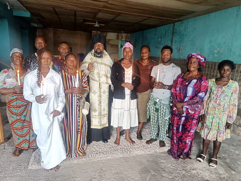 Пять человек крестили в православие на русском приходе в ДР Конго