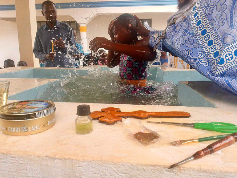 В Уганде накануне Пасхи Таинство Крещения приняли 20 человек