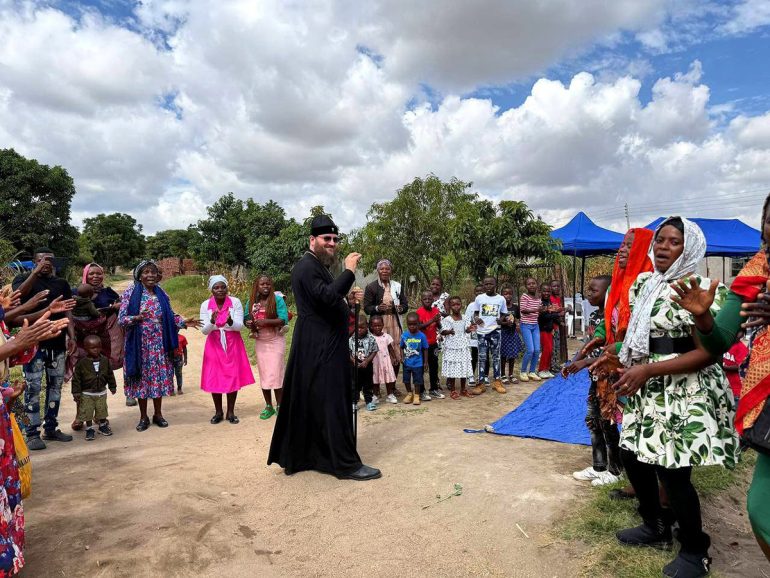 Патриарший экзарх Африки впервые посещает Зимбабве и уже побывал на одном из приходов