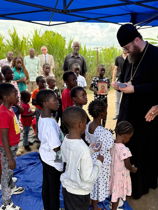 Патриарший экзарх Африки впервые посещает Зимбабве и уже побывал на одном из приходов