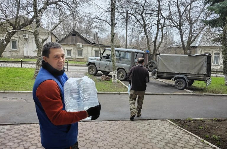 Патриаршая гуманитарная миссия начала помогать жителям Красногоровки в Донбассе