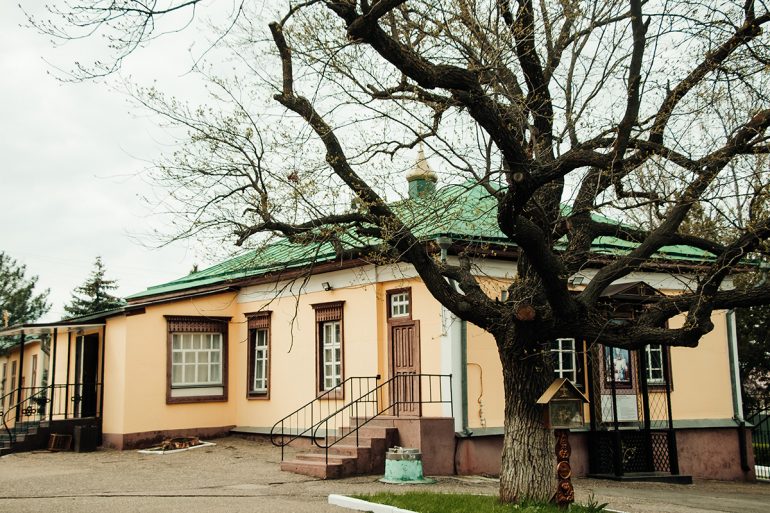 Бог рядом, даже тогда, когда кажется, что вокруг непроглядный мрак: в Калмыкии отмечают 80‑летие Явления Иисуса Христа в Элисте