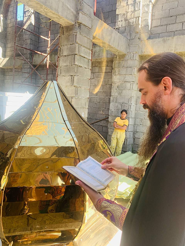 К Пасхе Христовой на строящийся русский храм апостола Фомы на Филиппинах установили купол с крестом