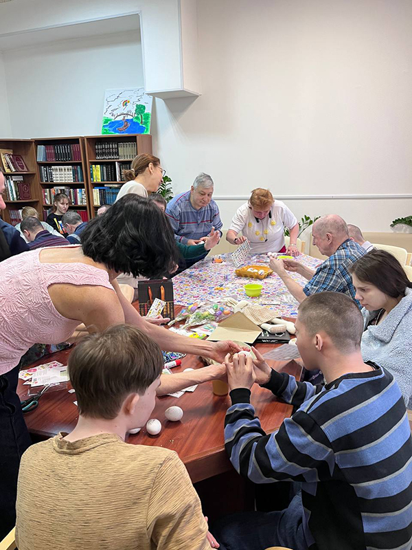 Волонтеры благотворительной организации провели для подопечных социального дома мастер-класс по украшению пасхальных яиц