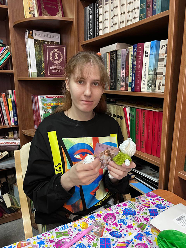 Волонтеры благотворительной организации провели для подопечных социального дома мастер-класс по украшению пасхальных яиц