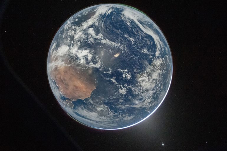 Астронавты впервые за 50 лет увидели обратную сторону Луны и впервые в истории максимально удалились от Земли