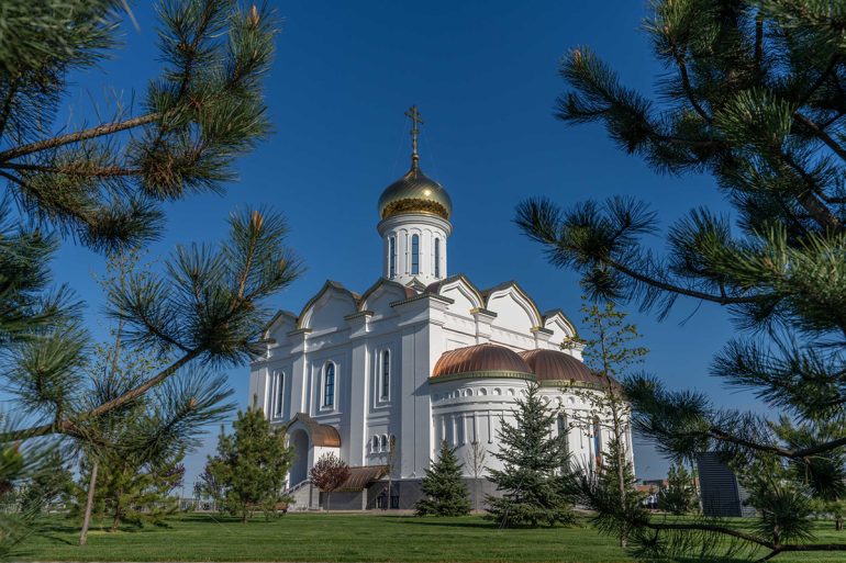 Патриарх Кирилл освятил храм в казачьей станице на Кубани