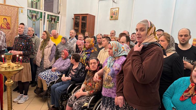 Для подопечных московского социального дома совершили Пасхальное богослужение
