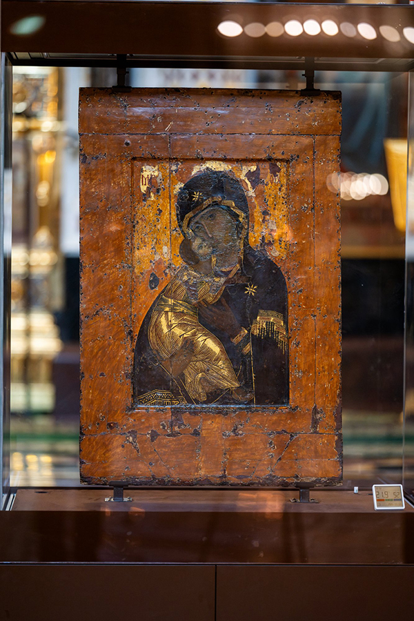 Святыня – это предмет молитвы и поклонения: патриарх Кирилл поблагодарил Владимира Путина за возвращение Церкви Владимирской и Донской икон Богородицы