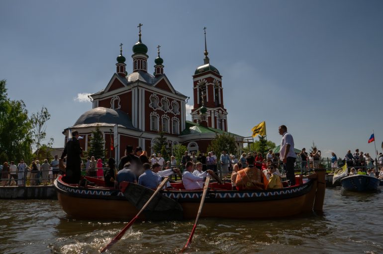 В память о чудесном спасении Евфросинии Московской и ее детей состоялся крестный ход по водам Плещеева озера