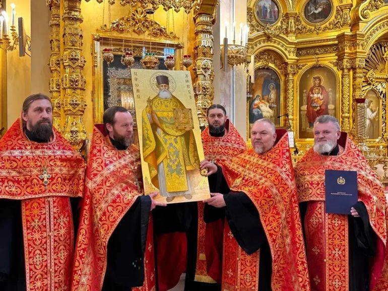 Луганской епархии передали частицу мощей праведного Иоанна Ростовского