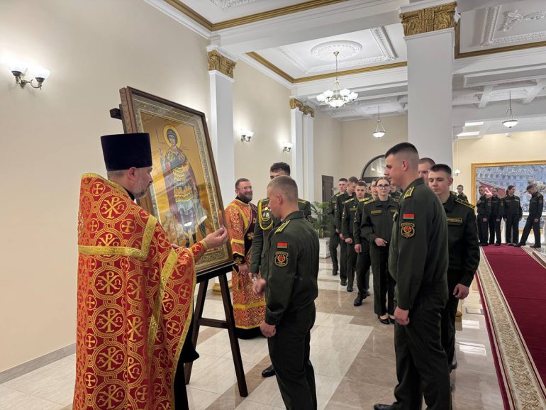 По всем военным гарнизонам Беларуси пронесут икону Георгия Победоносца, которую Церковь передала Минобороны страны