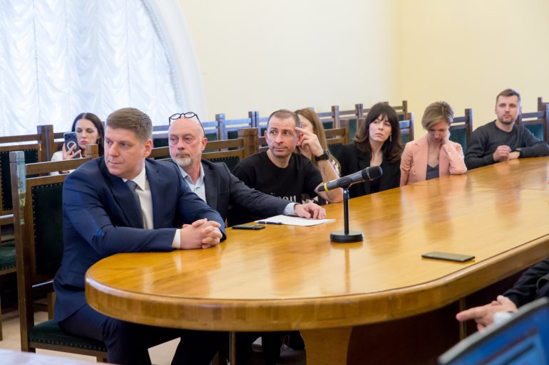 Владимир Легойда встретился с православными волонтерами из зоны конфликта