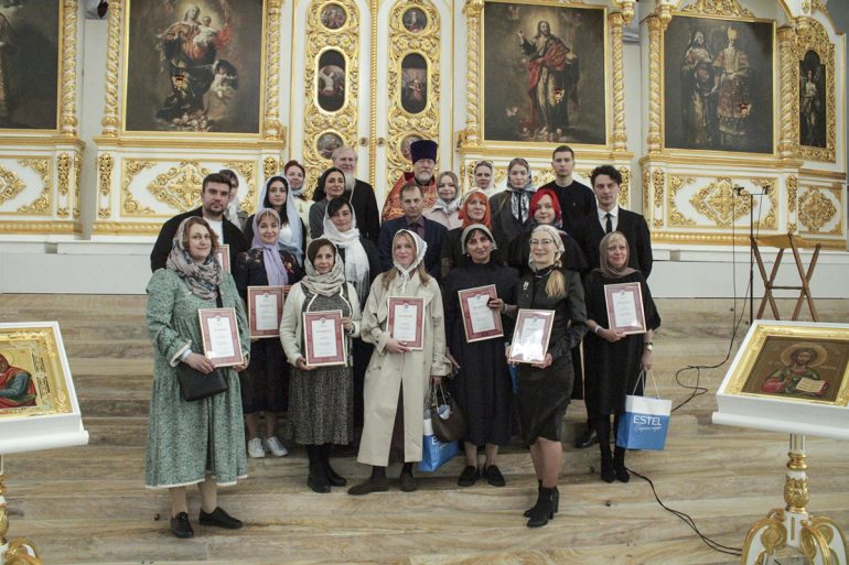 22 парикмахера-добровольца получили церковные награды за свое служение