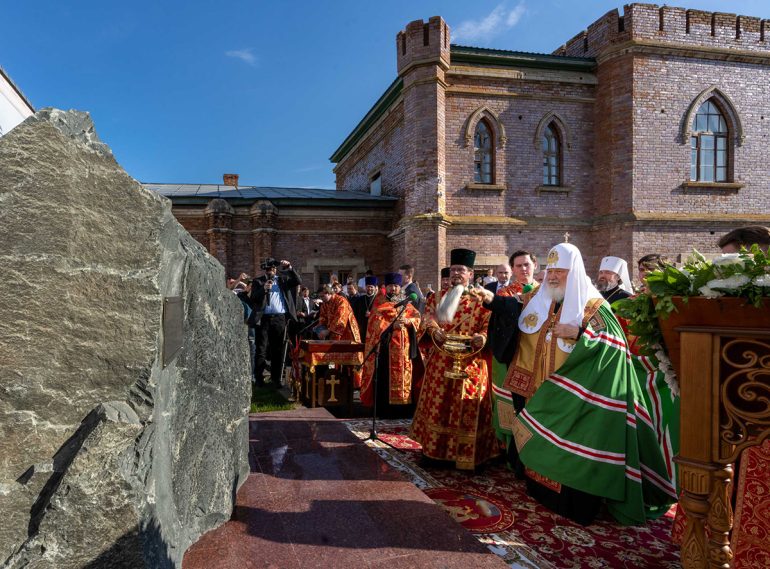 Патриарх Кирилл освятил в Оренбурге закладной камень возрождаемого «Золотого собора»