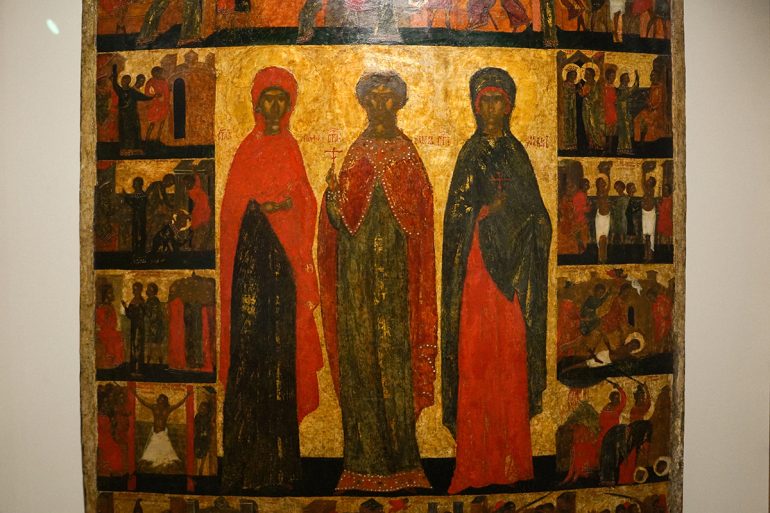 В Пскове показывают уникальную икону, рассказывающую о двух святых Ульянах, хотя в центре образа только одна из них