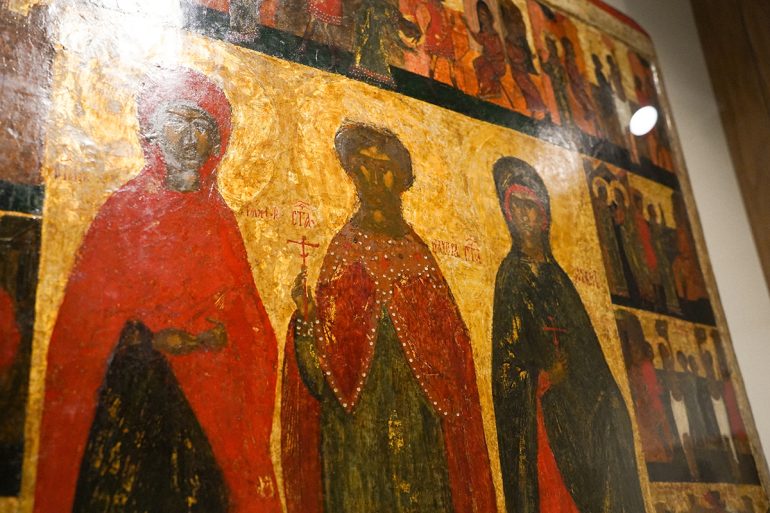 В Пскове показывают уникальную икону, рассказывающую о двух святых Ульянах, хотя в центре образа только одна из них