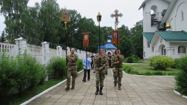 В Подмосковье возобновили традицию ежегодного крестного хода с участием военных