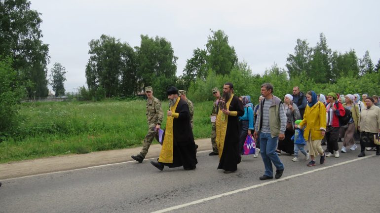 В Подмосковье возобновили традицию ежегодного крестного хода с участием военных