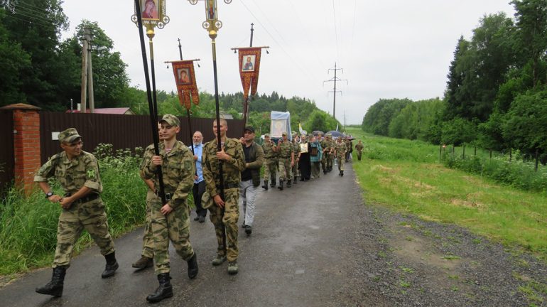 В Подмосковье возобновили традицию ежегодного крестного хода с участием военных
