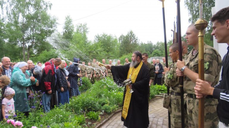 В Подмосковье возобновили традицию ежегодного крестного хода с участием военных