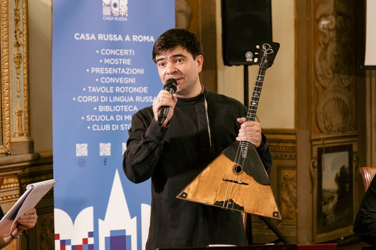 Виртуозы на балалайках, рапсодия на баяне и легендарная «Калинка»: в Риме отметили День России