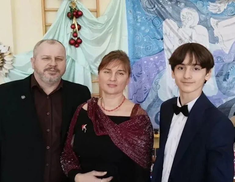 Юный доброволец ремонтировал крыши поврежденных домов в Мариуполе и после этого решил стать строителем