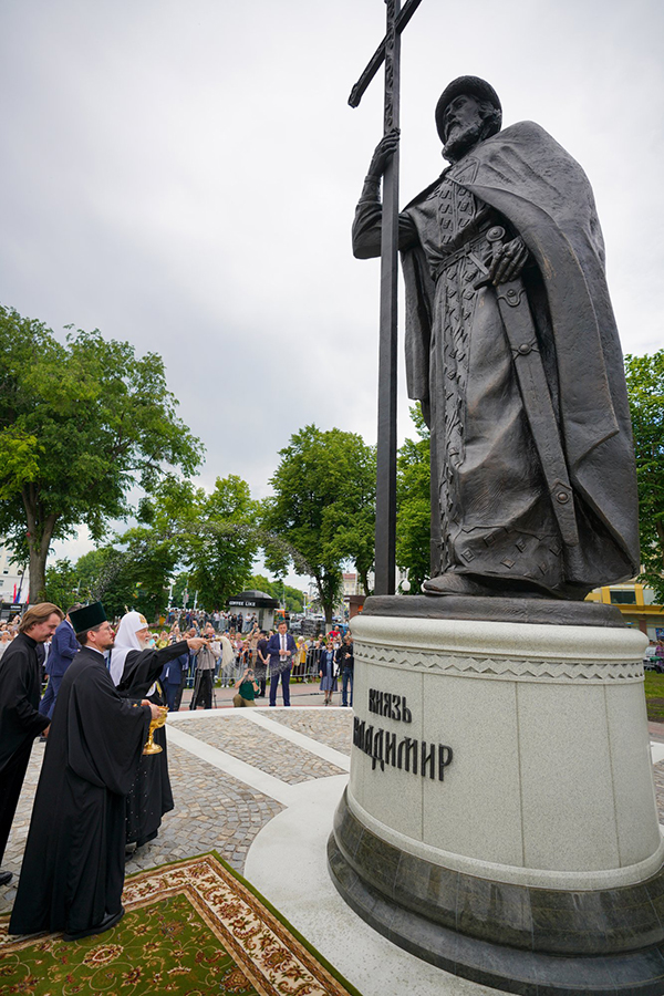 Патриарх Кирилл освятил в Калининграде памятник святому князю Владимиру