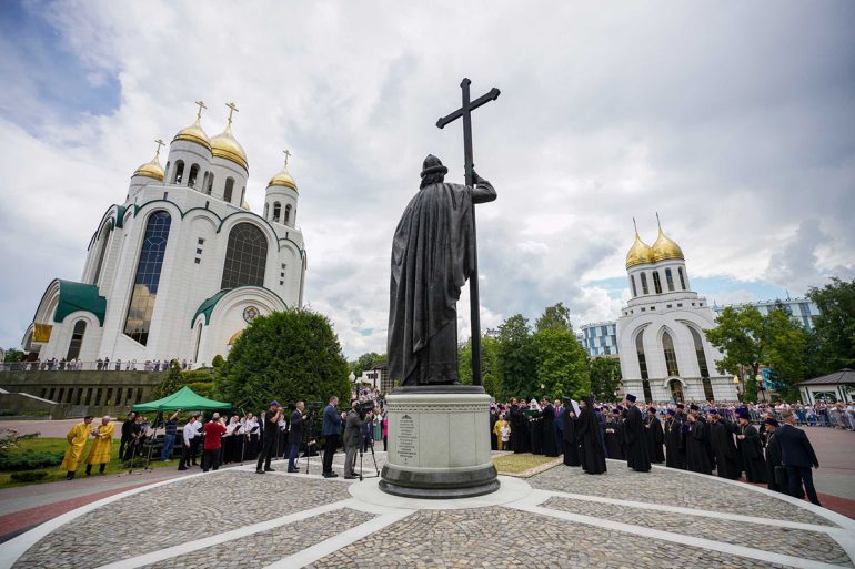 Патриарх Кирилл освятил в Калининграде памятник святому князю Владимиру