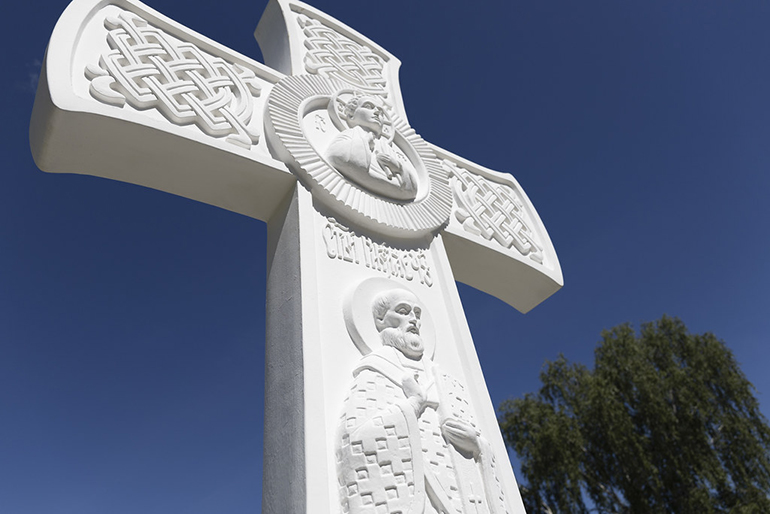 В центре Калязина освятили крест в память об утраченном соборе и всех погребенных на дне Калязинского водохранилища