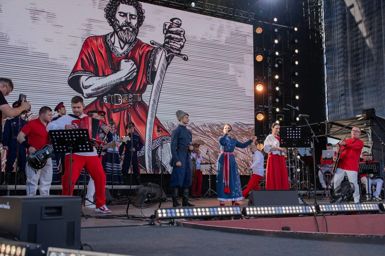 История русского казачества, спектакль в стихах о Царской семье и живой диалог со зрителями: фестиваль «Традиция» впервые прошел в Кинопарке «Москино»